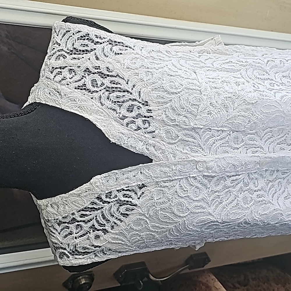 Sleeveless white lace top - Picture 3 of 15